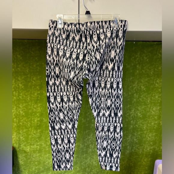 H&M black and cream pattern Leggings - Picture 2 of 5